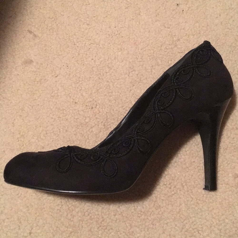 EUC Chinese Laundry Embroidered Black Pumps in 9M